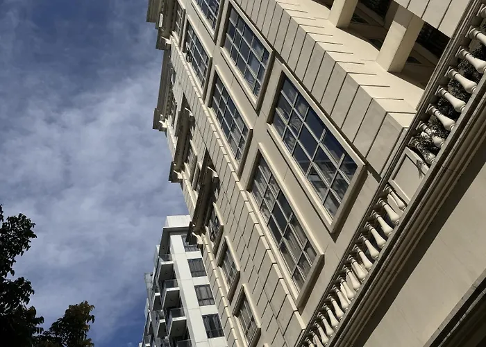 Siayan Condotel At 150 Newport Blvd